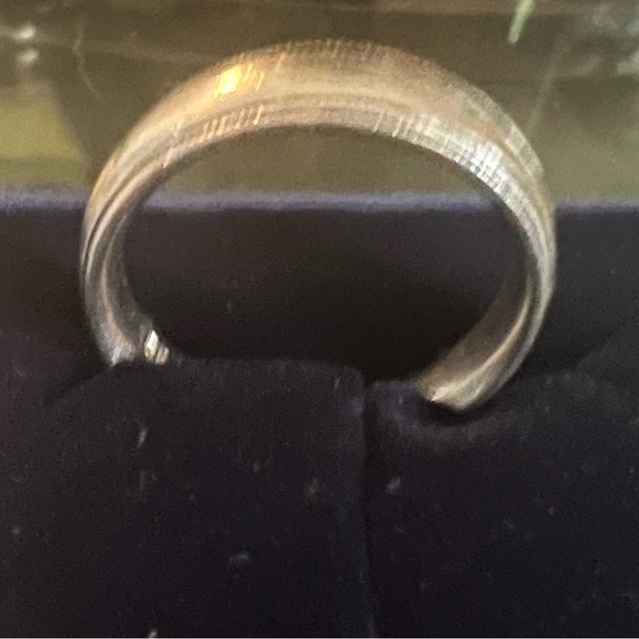 Platinum size 9 men wedding ring. - Picture 2 of 2